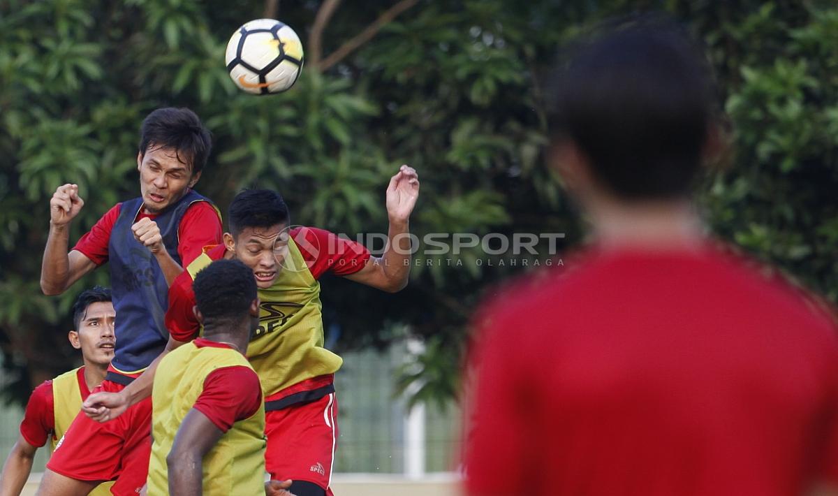 Duel udara pemain Persija Jakarta di sesi latihan memanfaatkan peluang dari bola mati.