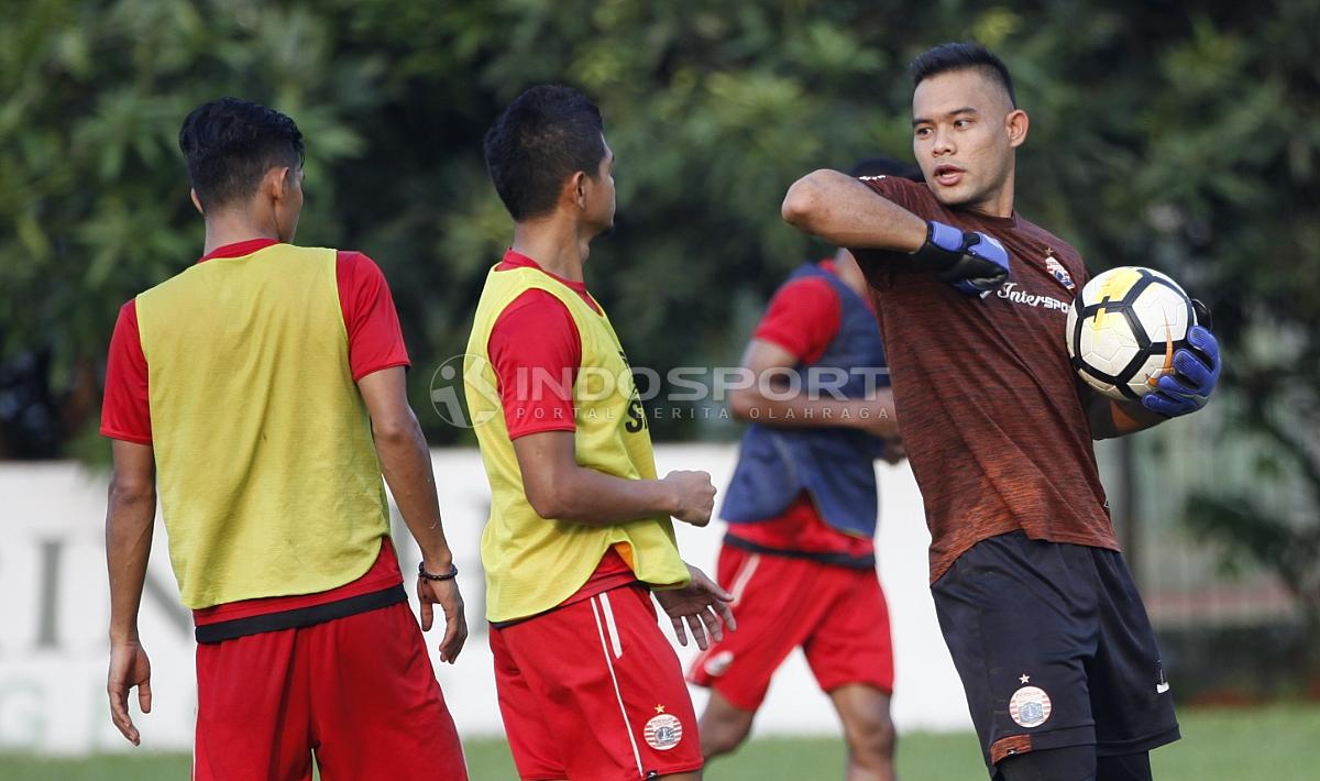 Kiper Andritany Ardhiyasa bercanda dengan seniornya, Bambang Pamungkas.