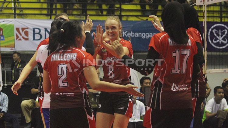 Pemain Jakarta Pertamina Energi, Anna Stepaniuk (8) berselebrasi dengan rekan-rekannya dalam laga Seri Pembuka Proliga di GOR Amongrogo, Yogyakarta, Sabtu (07/12/89). - INDOSPORT