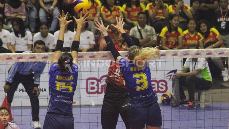 Pemain Jakarta Pertamina Energi, Megawati Hangestri Pertiwi, melepas spike yang gagal diblock pemain Bandung Bank BJB Pakuan, dalam laga Seri Pembuka Proliga di GOR Amongrogo, Yogyakarta, Sabtu (07/12/89).