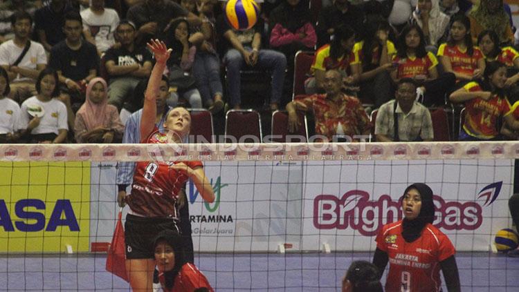 Pemain Jakarta Pertamina Energi, Anna Stepaniuk, melepas spike yang gagal diblock pemain Bandung Bank BJB Pakuan, dalam laga Seri Pembuka Proliga di GOR Amongrogo, Yogyakarta, Sabtu (07/12/89).