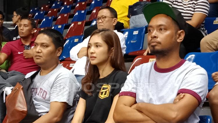 Mikha Tambayong nampak hadir diantara penonton pada pertandingan Stapac Jakarta vs Bogor Siliwangi pada Jumat (07/12/18) di Britama Arena