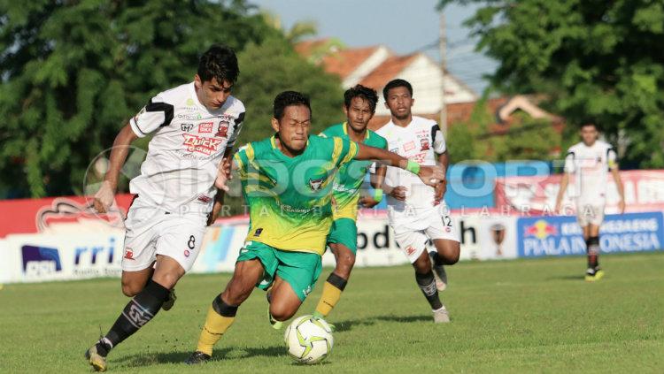 Milad Zeneyedpour dan Mamadou Samassa saat melawan Madura FC di Piala Indonesia. Copyright: Ian Setiawan/INDOSPORT