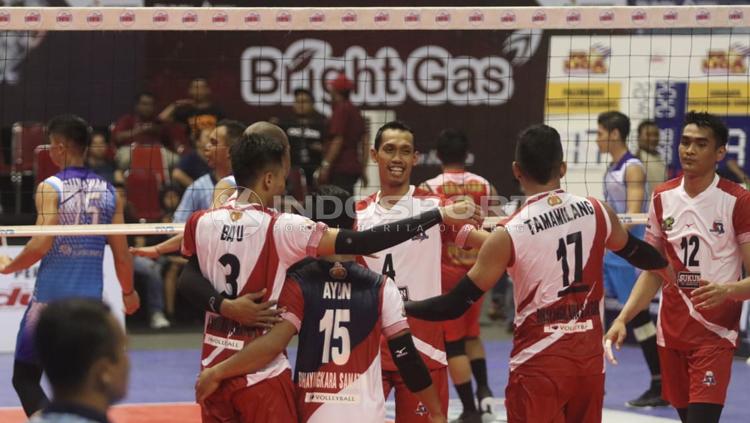 Para pemain Surabaya Bhayangkara Samator berselebrasi usai mencetak poin melawan Palembang Bank Sumsel Babel.