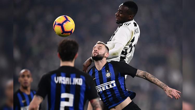 Blaise Matuidi dan Marcelo Brozovic berduel di udara.