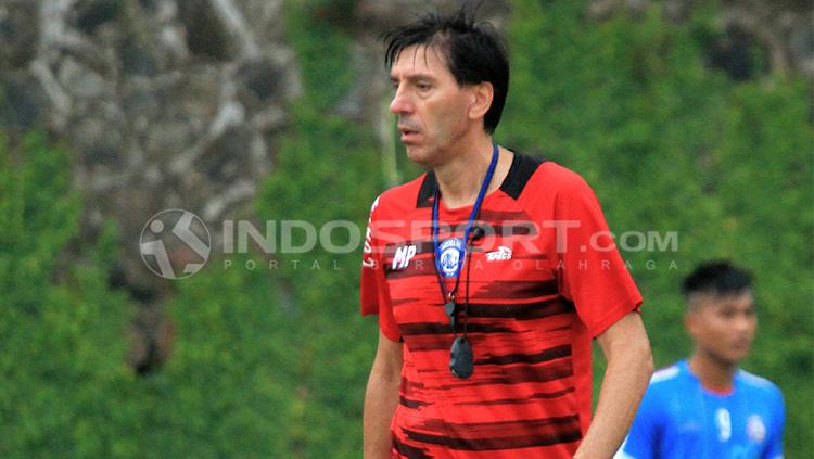 Pelatih Arema FC, Milan Petrovic. Copyright: INDOSPORT/Ian Setiawan