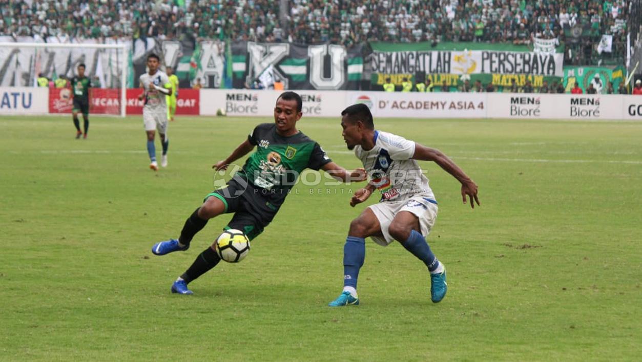 Pertandingan antara Persebaya Surabaya vs PSIS Semarang di Liga 1 Indonesia. Copyright: Fitra Herdian/Indosport.com