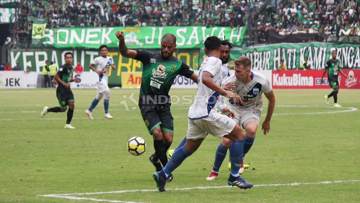 Pertandingan antara Persebaya Surabaya vs PSIS Semarang di Liga 1 Indonesia.