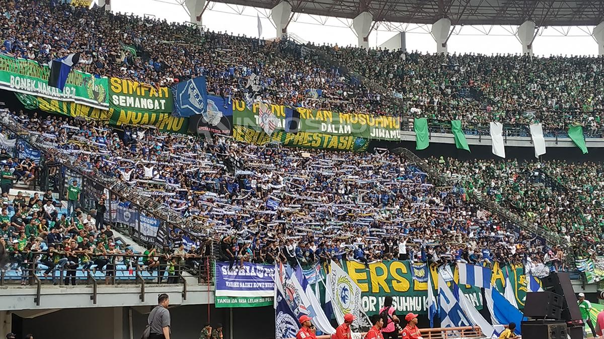 Suporter Persebaya Surabaya, Bonekmania, saat memadati Stadion Gelora Bung Tomo,