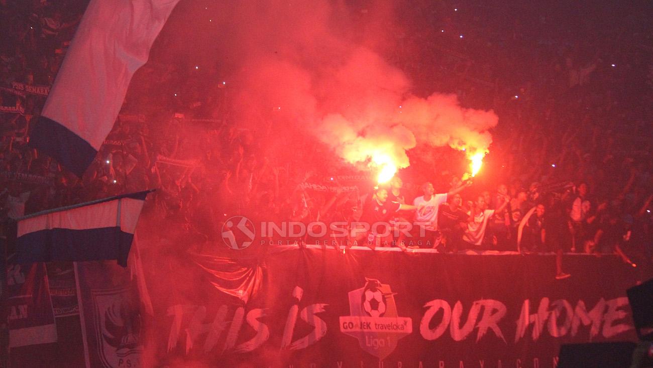Suporter PSIS Semarang ikut pesta flare usai laga lawan Persebaya Surabaya. - INDOSPORT