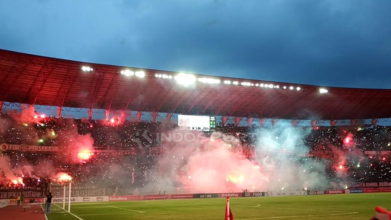 Suporter Bonek berpesta flare usai laga Persebaya Surabaya vs PSIS Semarang berakhir.