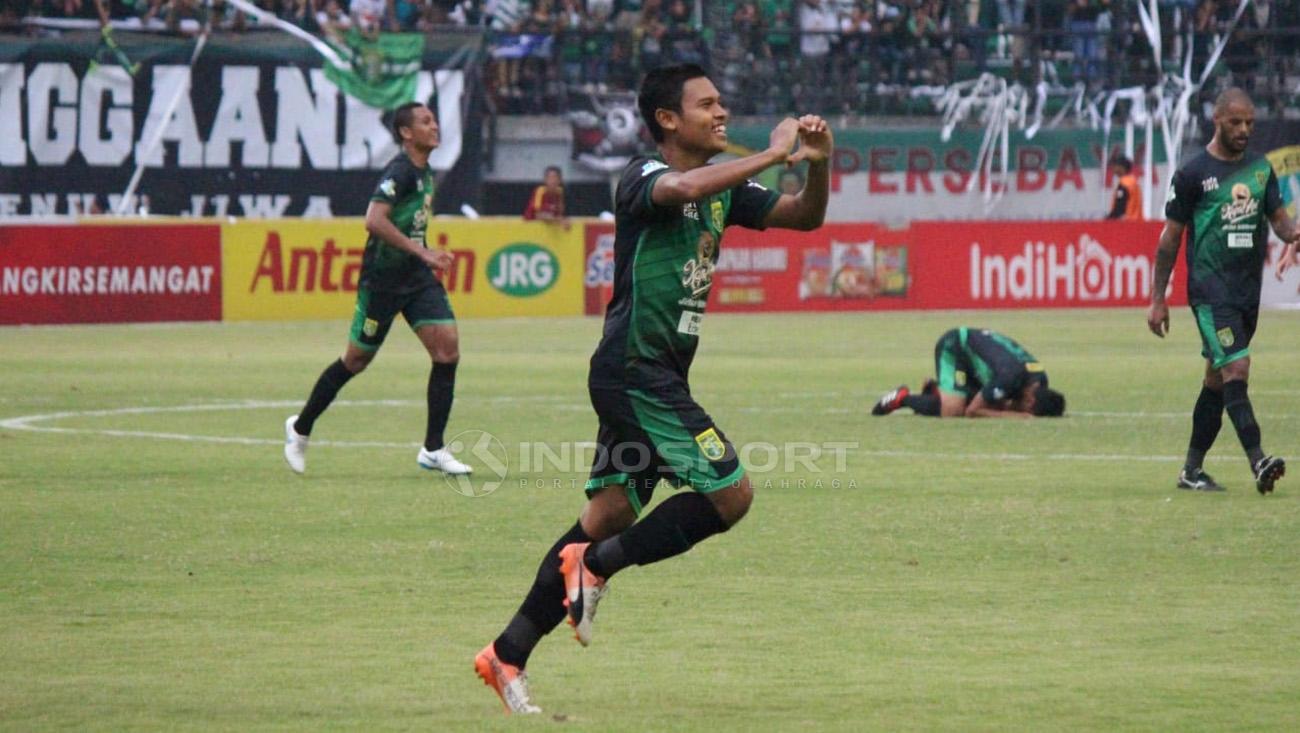 Selebrasi pemain Persebaya Surabaya Fandi Eko Utomo usai membobol gawang PSIS Semarang. Copyright: Fitra Herdian/Indosport.com