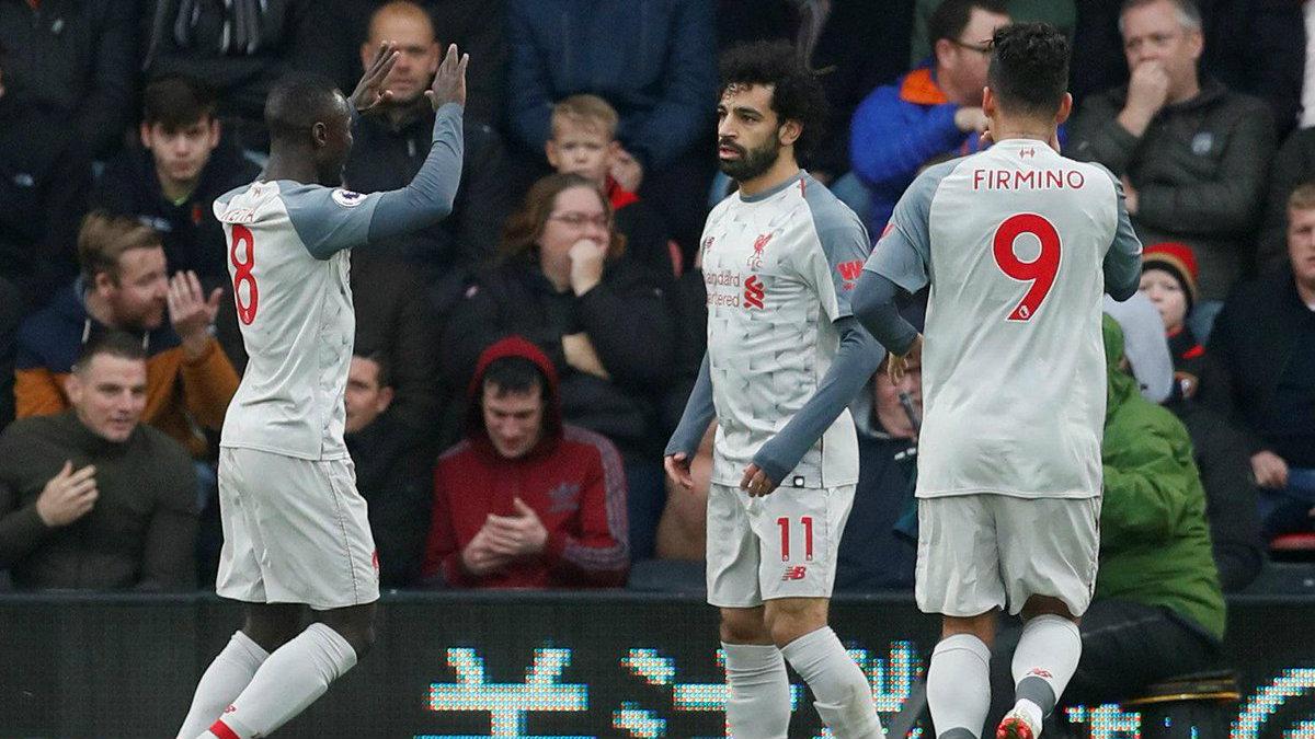 Mohamed Salah, Naby Kieta dan Roberto Firmino dalam selebrasi gol Liverpool ke gawang Bournemouth, Sabtu (08/12/18). Copyright: twitter.com/premierleague