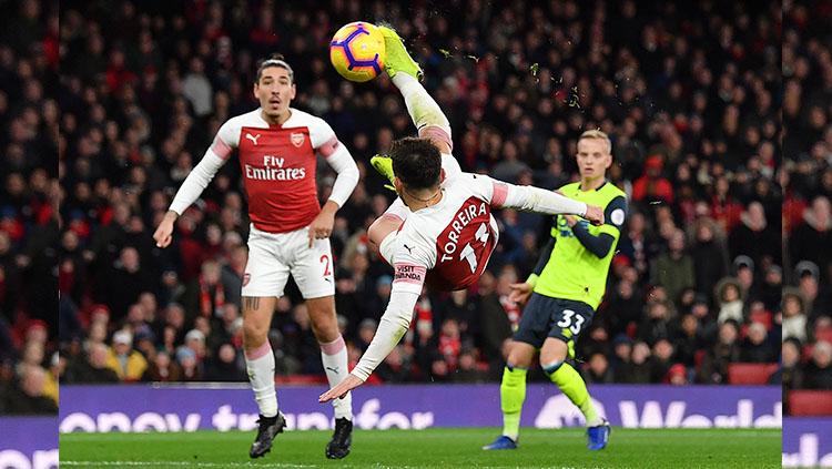 Lucas Torreira mencetak gol salto ke gawang Huddersfield Copyright: Getty Images