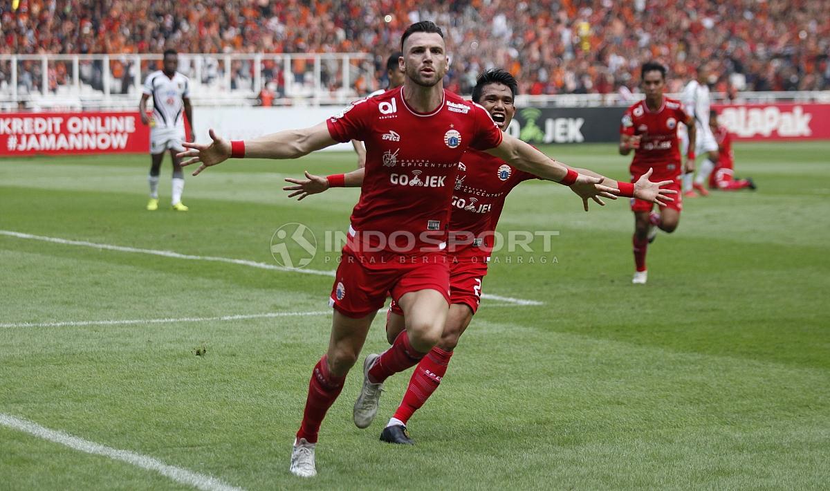 Selebrasi Marko Simic saat tendangan penalti merubah keadaan menjadi 1-0 untuk Persija Jakarta. Copyright: Herry Ibrahim/Indosport.com