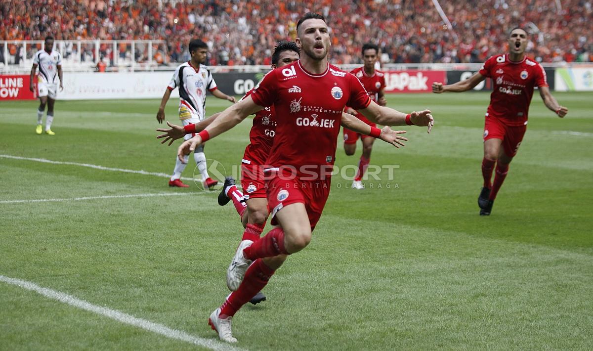 Selebrasi Marko Simic saat mencetak gol dari titik penalti untuk Persija Jakarta.