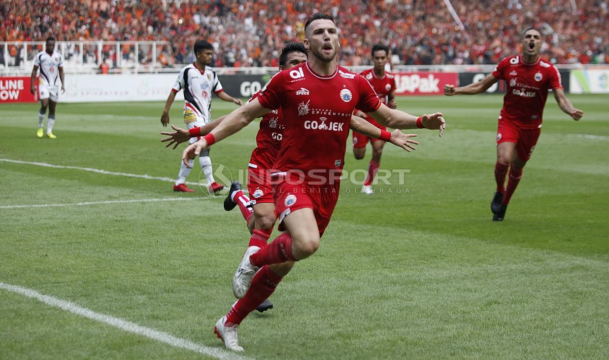 Selebrasi Marko Simic saat tendangan penalti merubah keadaan menjadi 1-0 untuk Persija Jakarta.