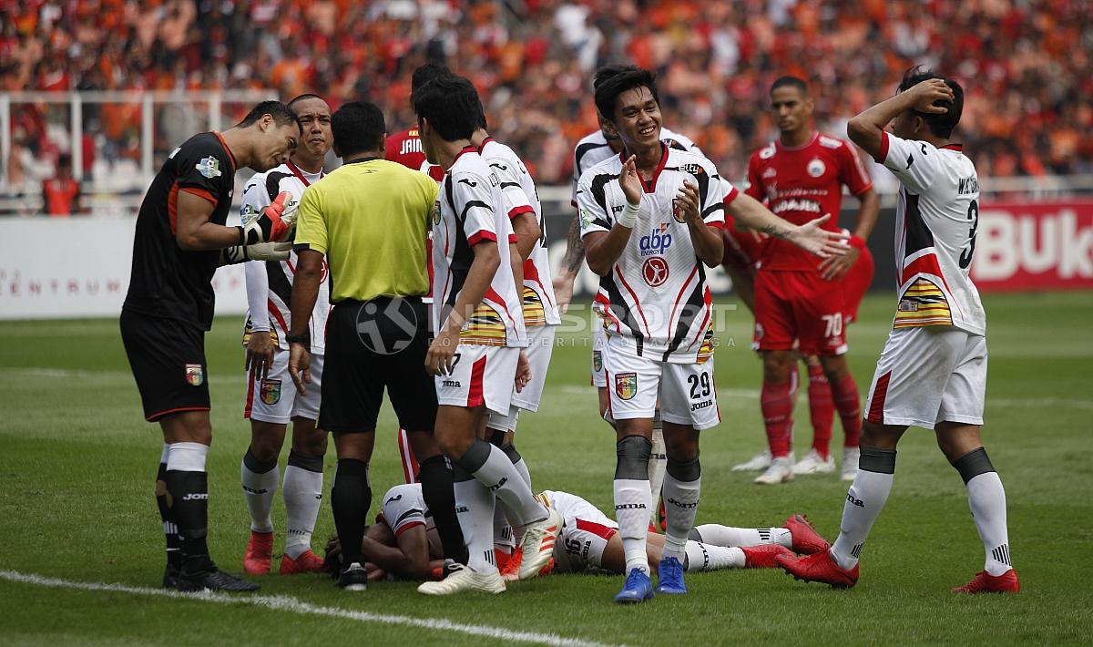 Pemain Mitra Kukar protes ke wasit setelah wasit akan memberi hadiah penalti untuk Persija Jakarta.