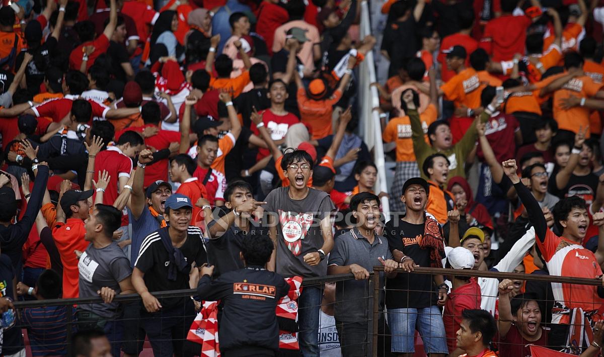 Dukungan tanpa henti Jakmania dalam laga Persija Jakarta vs Mitra Kukar di Stadion Utama Gelora Bung Karno.