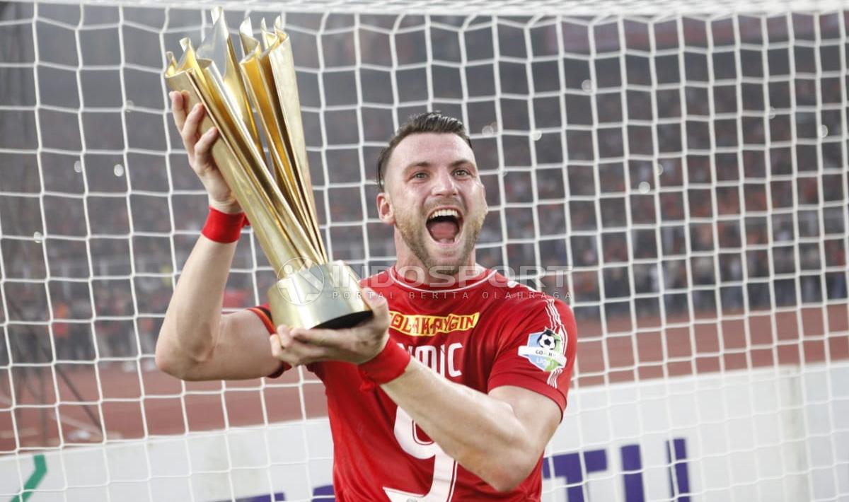 Pemain Persija Jakarta, Marko Simic saat mengangkat Tropi.