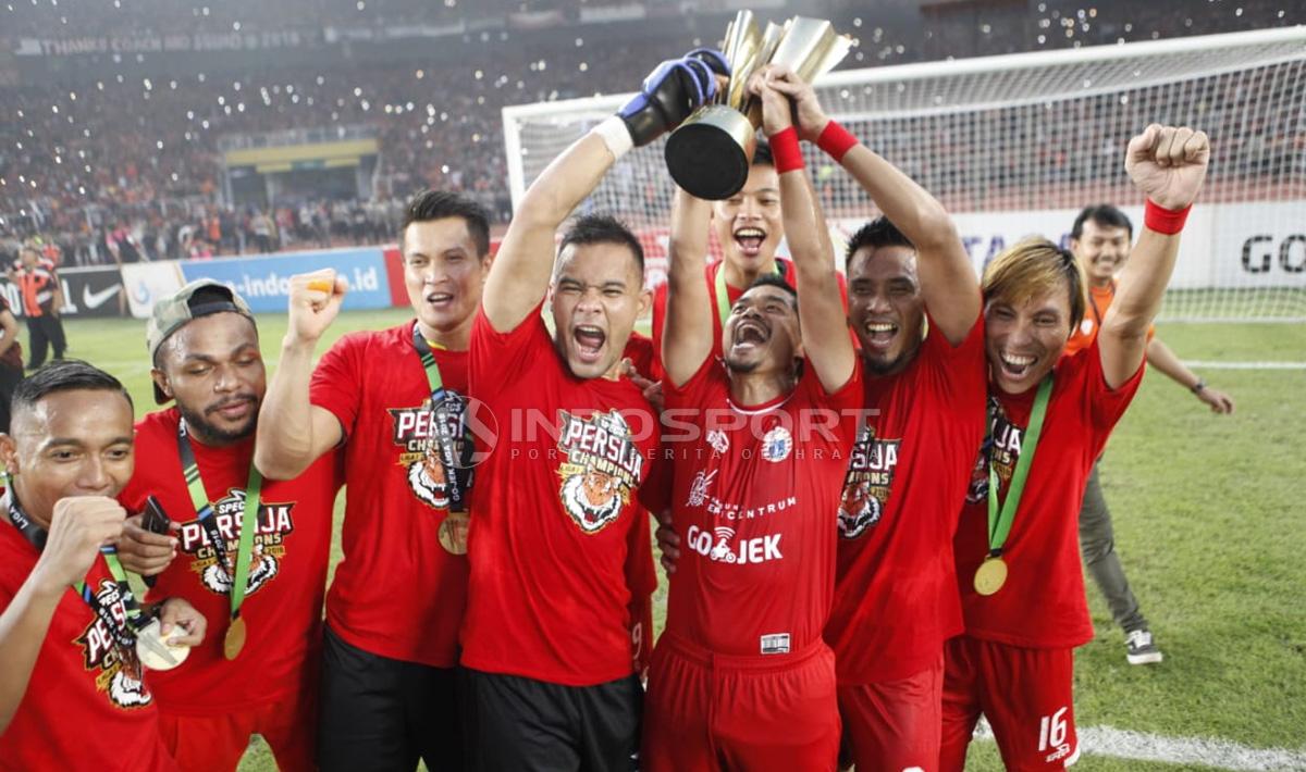 Pemain Persija Jakarta mengangkat tropi Liga 1, merayakan kemenangannya. Copyright: Herry Ibrahim/Indosport.com
