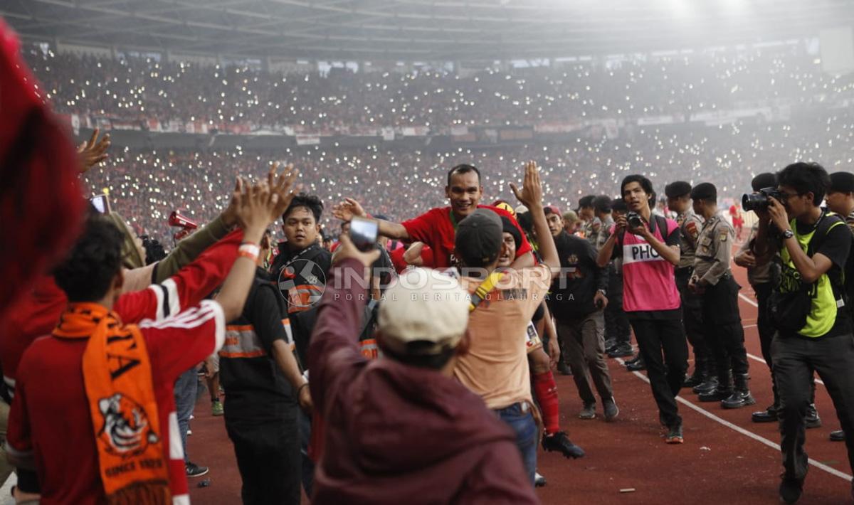 Riko Simanjuntak saat merayakan kemenangan bersama suporter Persija Jakarta.