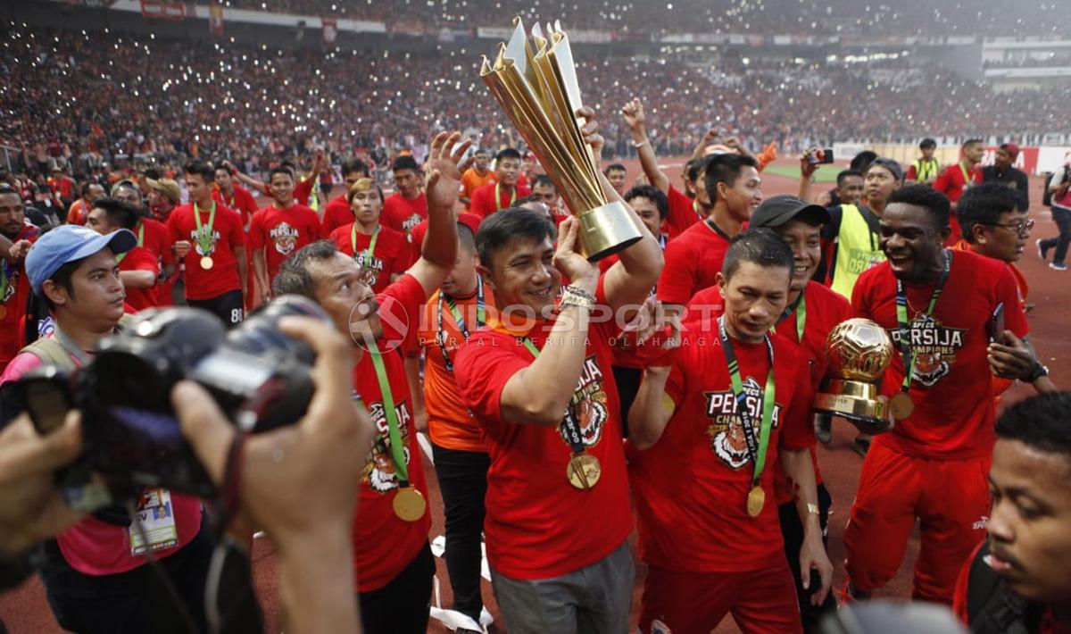 Pemain Persija Jakarta mengangkat tropi Liga 1, merayakan kemenangannya.