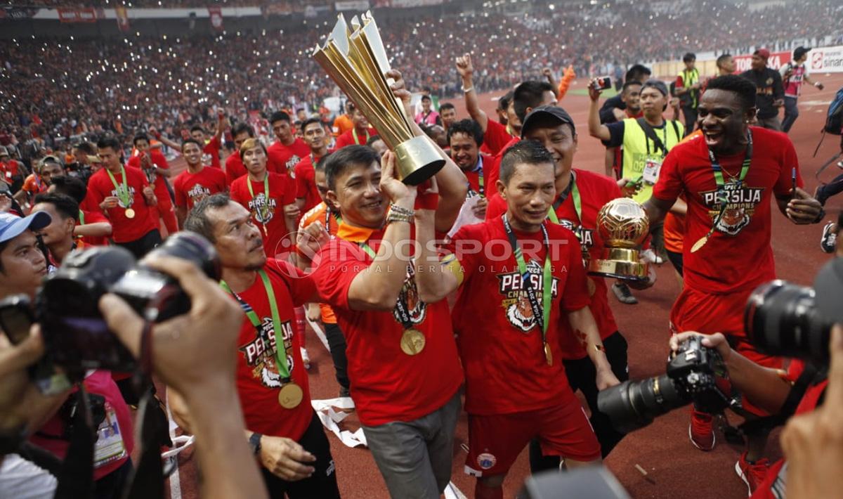 Pemain Persija Jakarta, Ismed Sofyan mengangkat tropi Liga 1, merayakan kemenangannya.