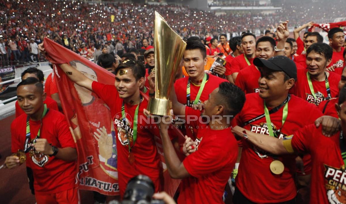 Pemain Persija Jakarta mengangkat tropi Liga 1, merayakan kemenangannya.