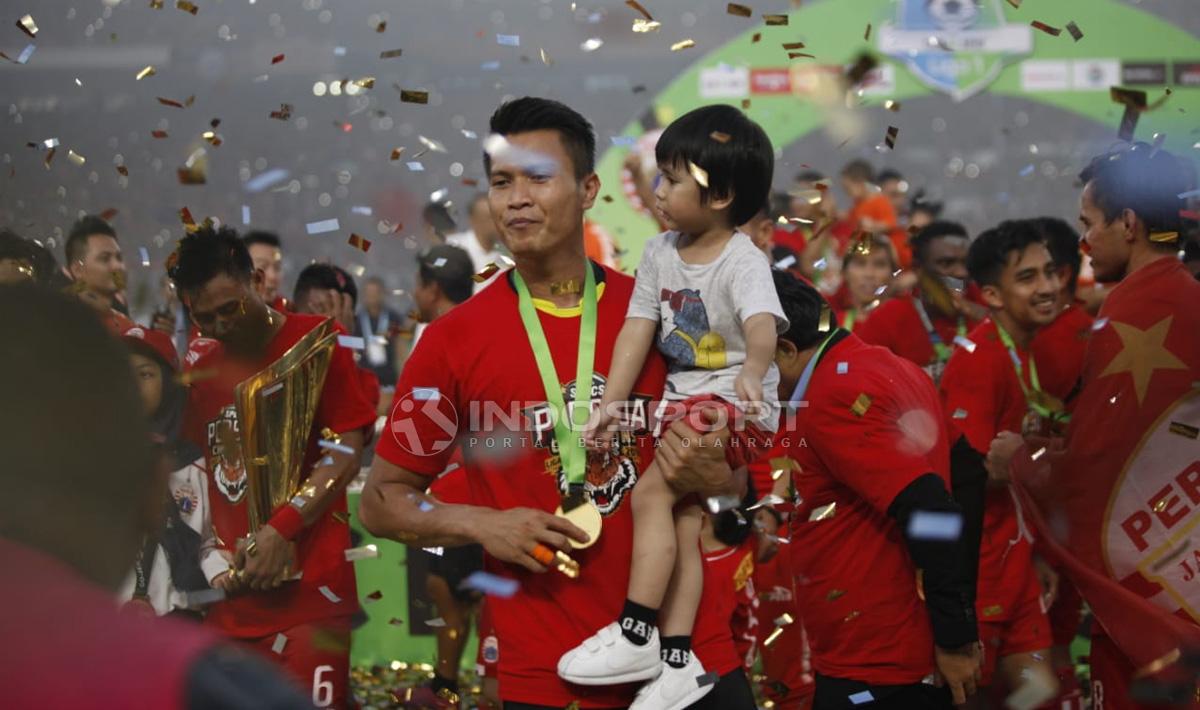 Suporter Persija Jakarta saat merayakan kemenangan.