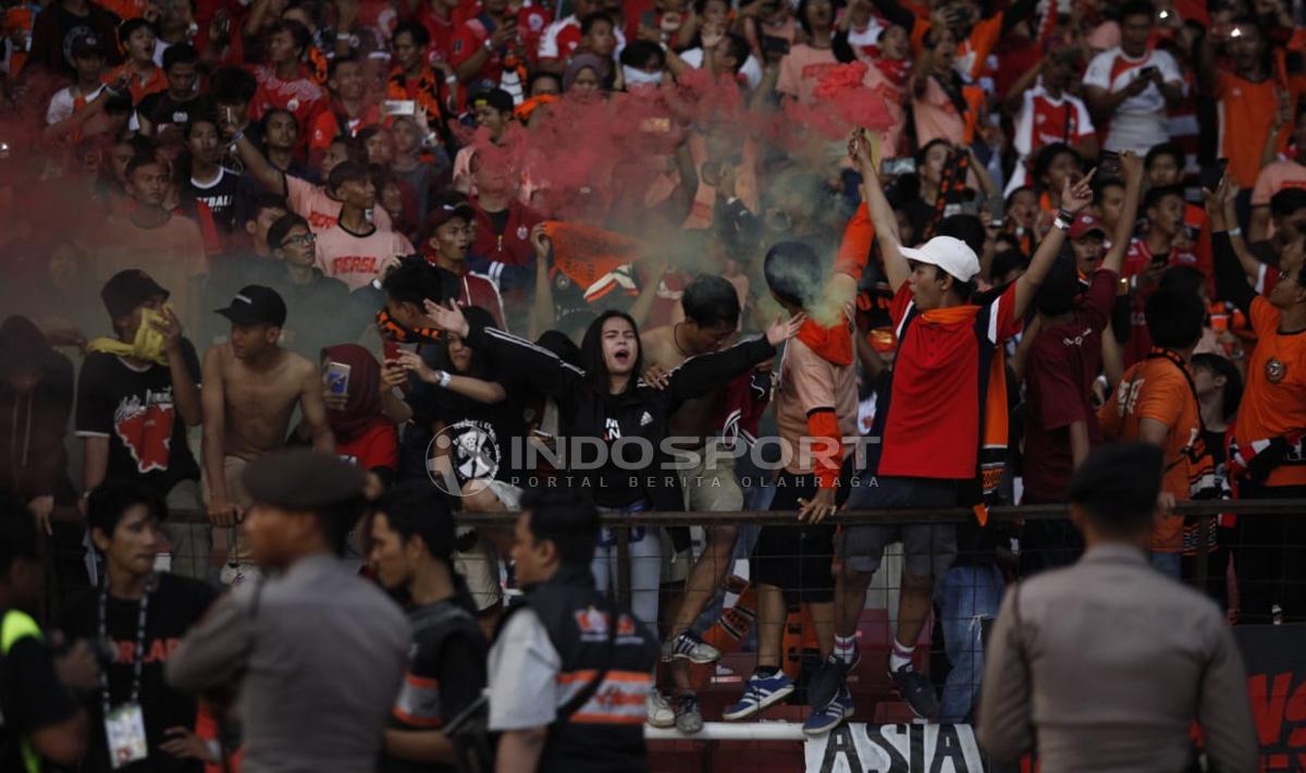 Suporter Persija Jakarta ikut juga merayakan kemenangan tim kesayangannya.