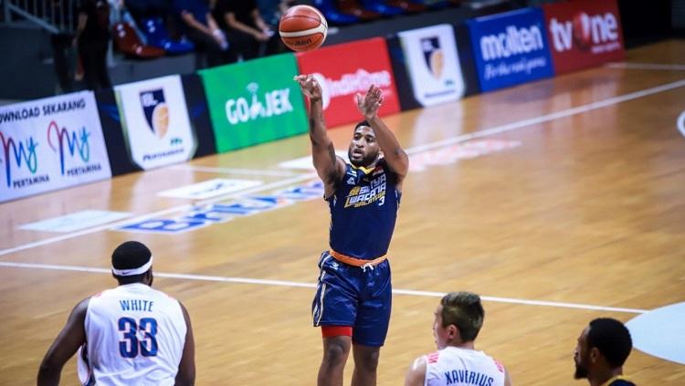 Maddarious Gibbs melepaskan tembakan saat laga Satya Wacana vs Pelita Jaya, - INDOSPORT