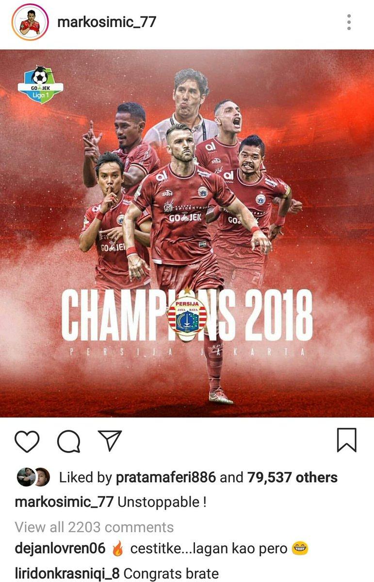 Pemain Liverpool, Dejan Lovren, memberi ucapan selamat kepada Marko Simic usai juara Liga 1 2018 Copyright: Instagram/@markosimic_77