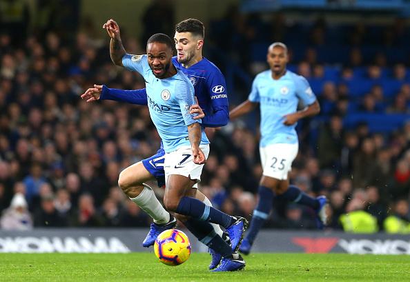 Gelandang serang Manchester City, Raheem Sterling saat berduel dengan gelandang serang Chelsea, Mateo Kovacic. Copyright: INDOSPORT