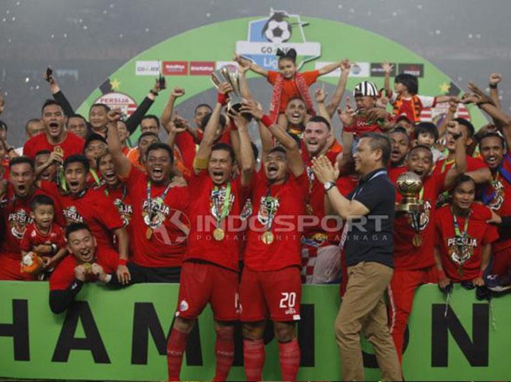 Selebrasi para pemain Persija Jakarta usai memastikan diri menjadi juara Liga 1 2018. Copyright: Herry Ibrahim/INDOSPORT