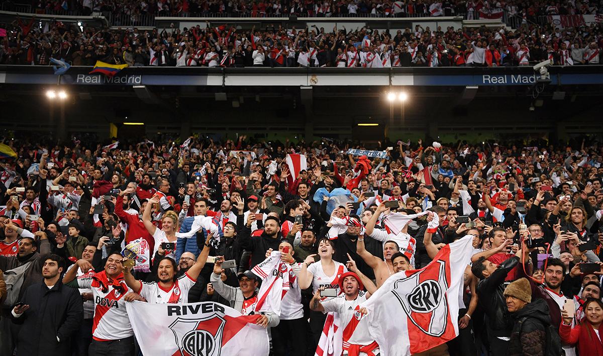 Dukungan penuh suporter River Plate di stadion Bernabeu