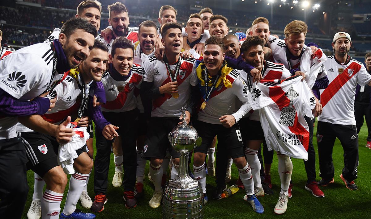Pemain River Plate melakukan foto bersama dengan Piala Libertadores yang baru mereka juarai