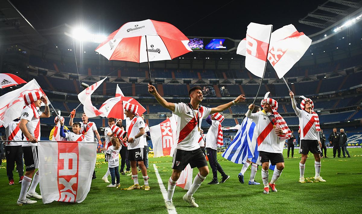 Perayaan River Plate dengan banyak spanduk dan payung di stadion Santiago Bernabeu