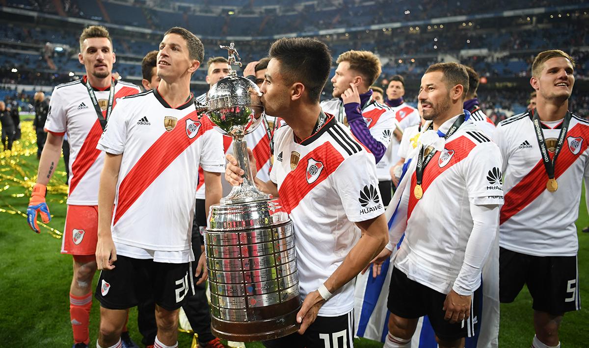 Salah satu pemain River Plate mencium Piala Libertadores