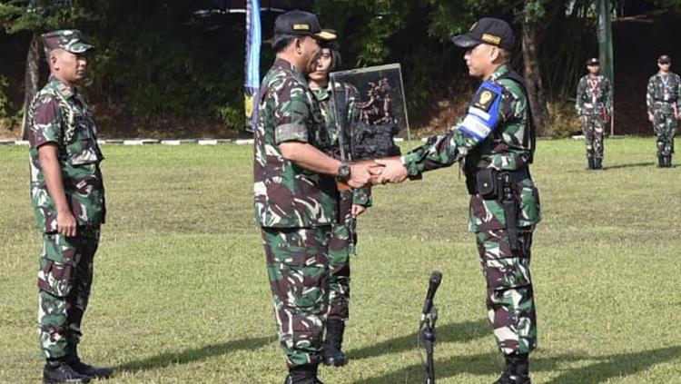 Prajurit TNI meningkatkan kualitas menembak