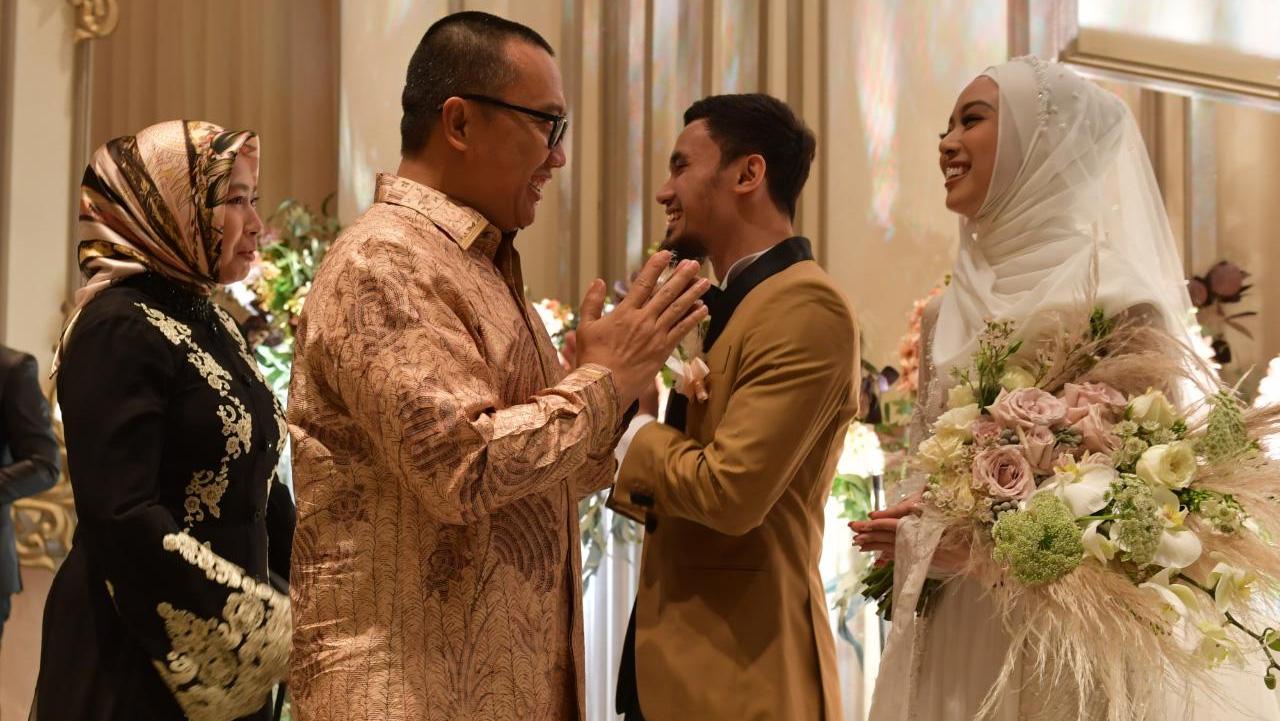Pernikahan dua atlet wushu Indonesia, Lindswell Kwok dan Achmad Hulaefi ternyata dihadiri Imam Nahrawi. - INDOSPORT
