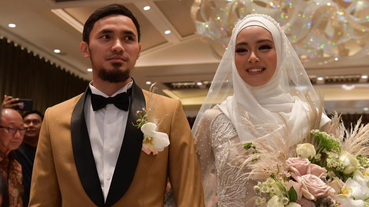 Mantan atlet wushu dan suami Lindswell Kwok, Achmad Hulaefi, melatih wushu secara online selama masa pandemi virus corona.