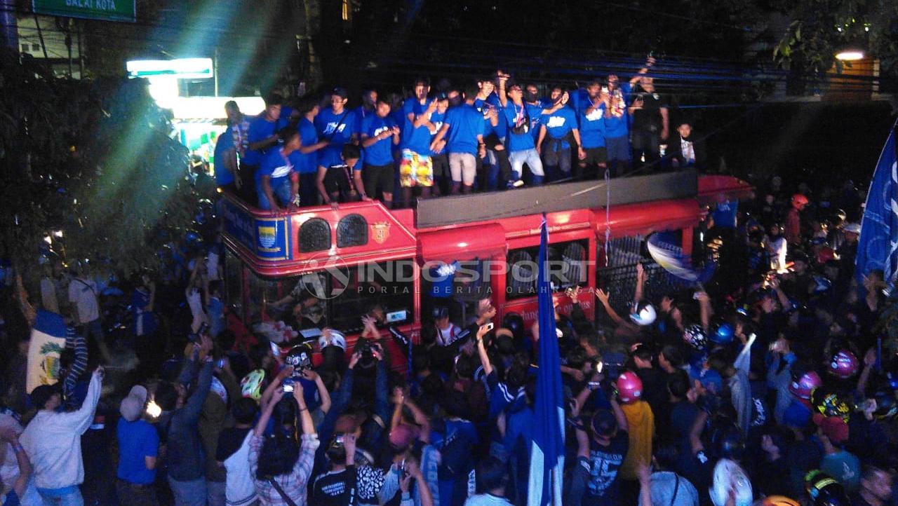 Persib U-16 merayakan gelar juara kompetisi Elite Pro Academy PSSI U-16 bersama ribuan Bobotoh di Graha Persib, Jalan Sulanjana, Kota Bandung, Senin (10/12/2018).