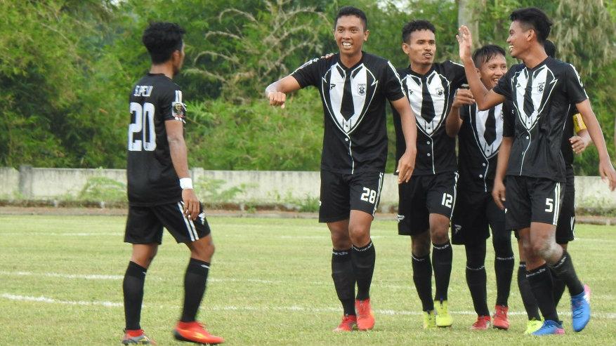 Selebrasi pemain PSMP usai mencetak gol ke gawang Semeru FC di Piala Indonesia, Senin (10/12/18).