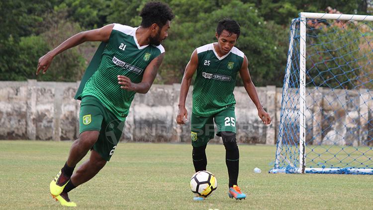 Fandri Imbiri saat mengikuti latihan rutin Persebaya Surabaya.