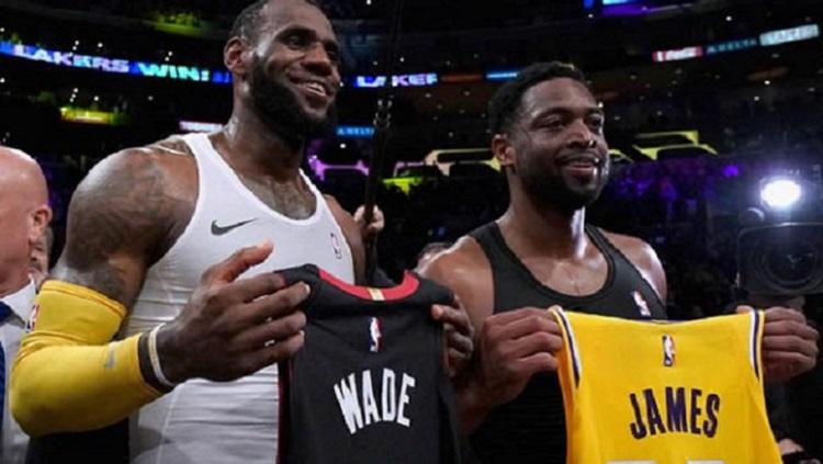 LeBron James bertukar kaos dengan Dwyane Wade yang akan pensiun musim depan
