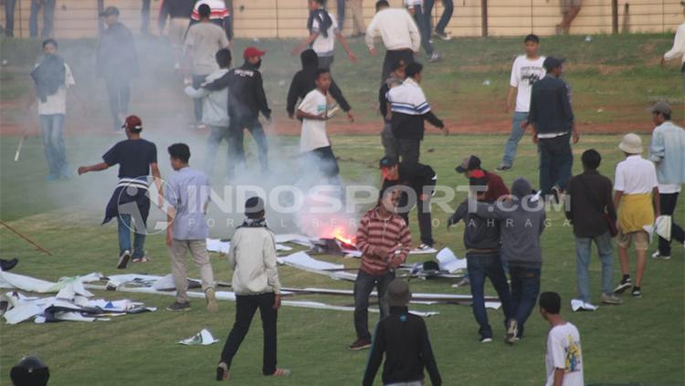 Laga PSIM Yogyakarta vs PS Tira diwarnai kericuhan Copyright: INDOSPORT/Ronald Seger Prabowo