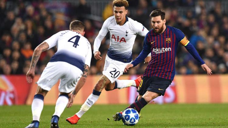 Situasi saat Lionel Messi sedang menggocek pemain Tottenham dalam laga Barcelona vs Tottenham Hotspur. Copyright: Getty Images