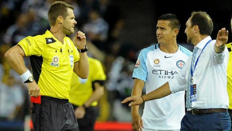 Wasit asal Australia, Chris Beath saat berargumen dengan Tim Cahill.