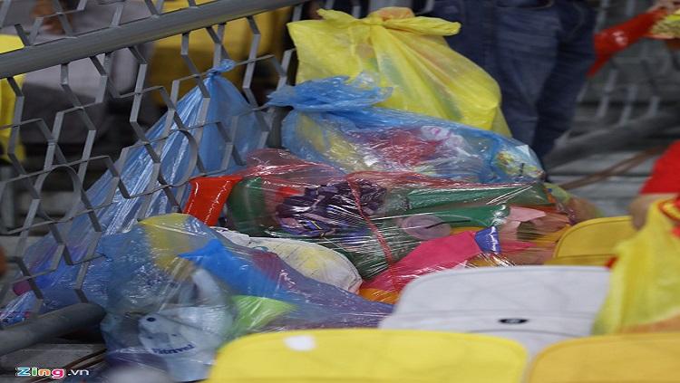 Suporter Vietnam membersihkan sampah di Stadion Bukit jalil, Malaysia. Copyright: zing.vn